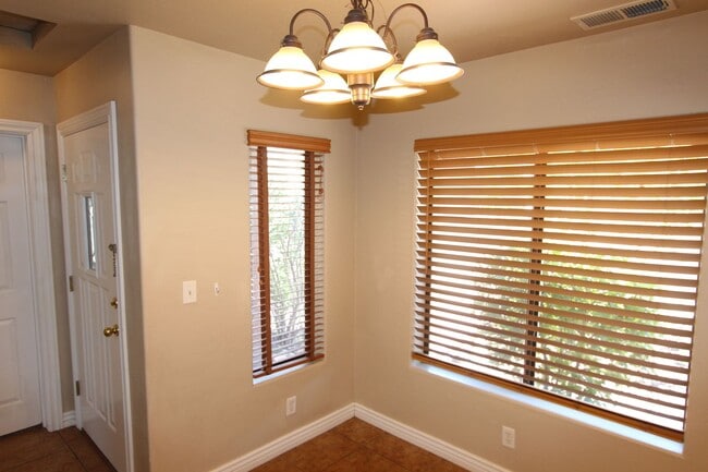 Building Photo - 4BR Home in Rio Homes | Split Floor Plan + Near NAU & CCC