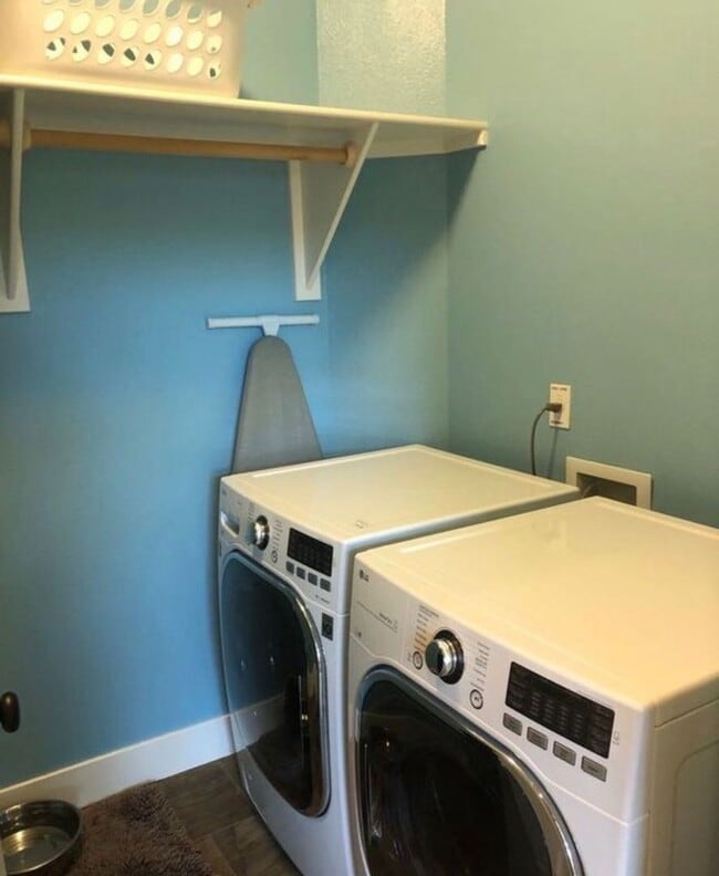 Building Photo - Beautiful 3 bedroom 2 bath home! Pets ok!