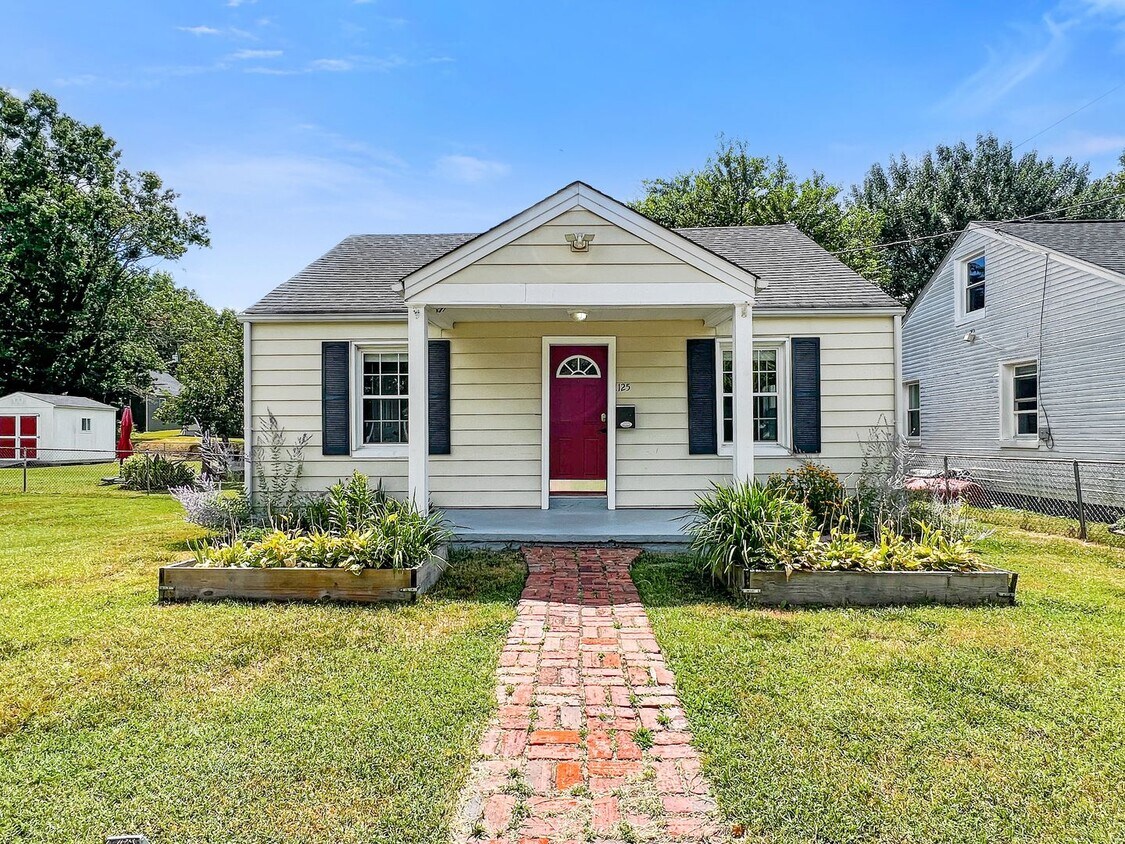 Foto principal - Charming 3 Bed, 2 Bath Home Minutes From B...