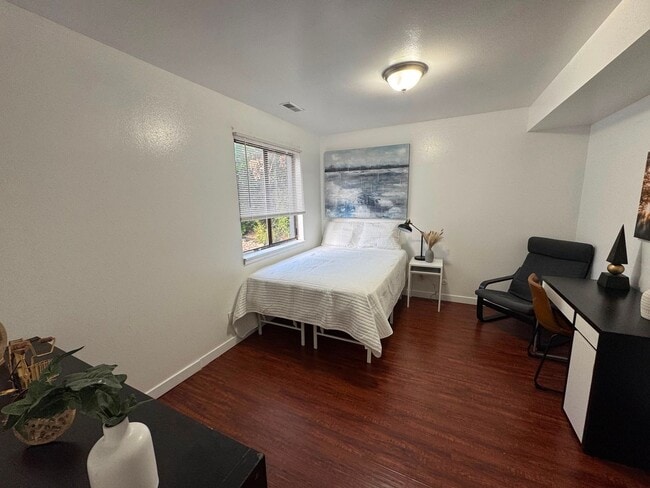 Photo - Spacious Private Furnished Room Downtown Salt Lake Amazing location Apartment