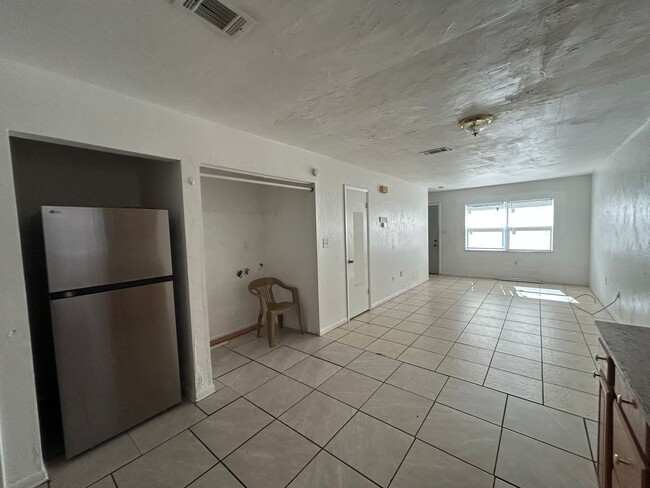 Building Photo - Prime SW Gainesville Townhouse: 2 Bed / 1....