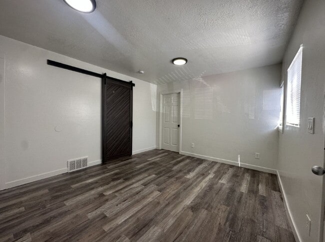 Building Photo - 2515 S Parkcrest Dr