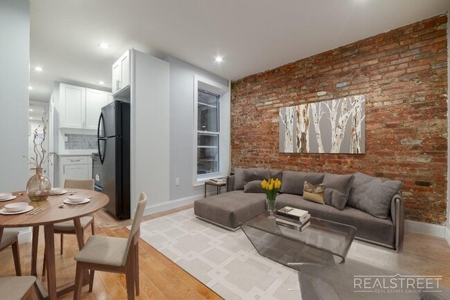 Building Photo - 1 Bed W. Tons of Space in Crown Heights!
