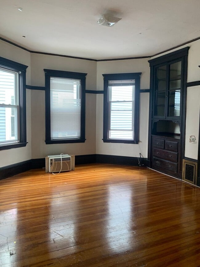 Building Photo - Top floor 3-bed Oak Square Brighton