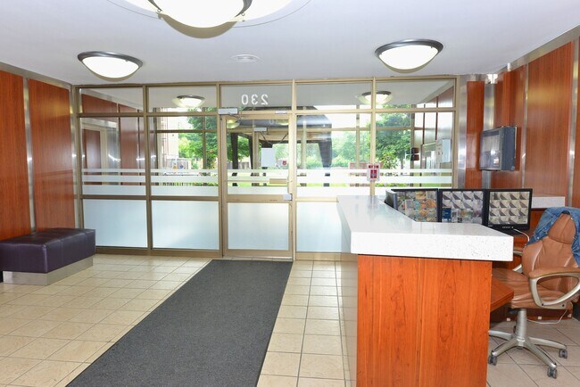 Building Photo - 230 Oak St