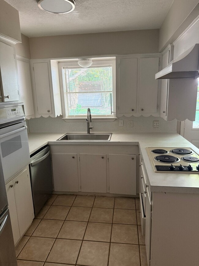 Foto del edificio - 5606 Dahlia Ln