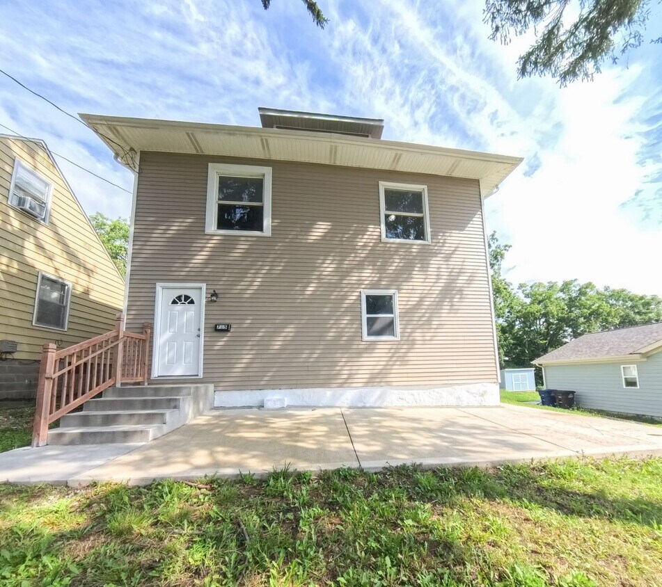 Foto principal - Updated 6 bedroom 2 bathroom home