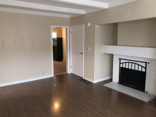Building Photo - 633 E 38th St