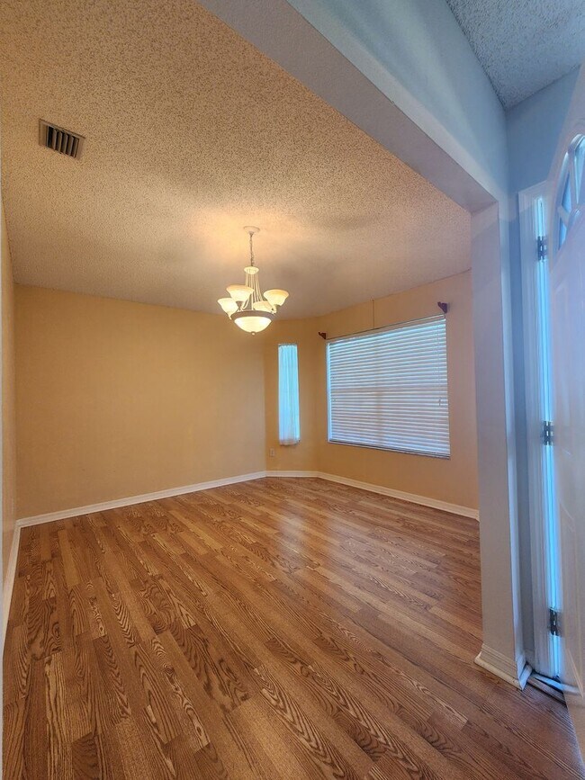 Building Photo - 3 Bedroom 2 Bath Single Family Home in Sou...