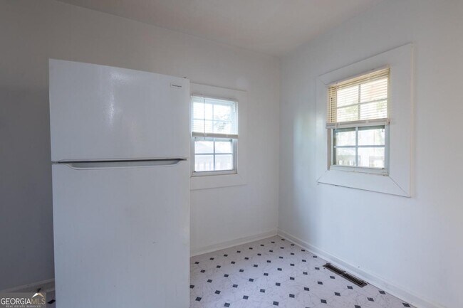 Building Photo - 1801 Oakmont Dr NW