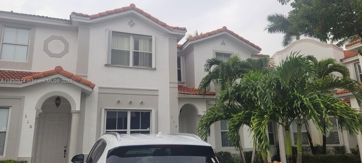 Foto principal - 5420 NW 107th Ave
