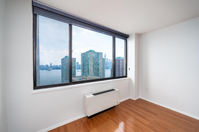 Building Photo - 45 River Dr S
