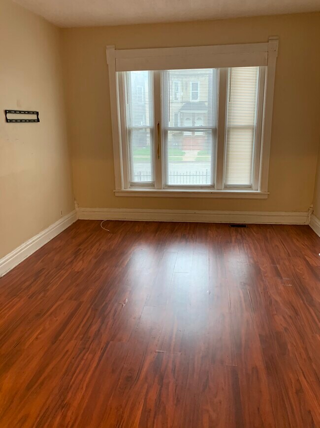 Livingroom - 5810 S Union Ave