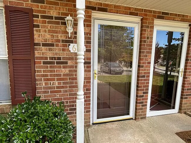 Foto del edificio - 610 Cedarbrook Ct
