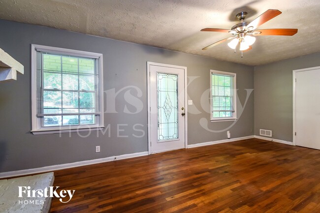 Foto del edificio - 595 Sheppard Rd