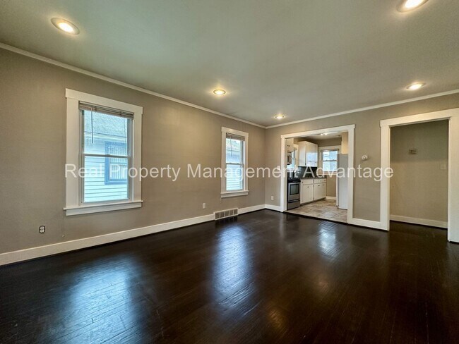 Building Photo - 2 Bedroom Open Floorplan Steps from Downto...