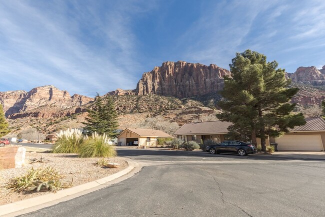 Building Photo - Beautiful Views, 3 Bedroom, 3 Bathroom Spr...