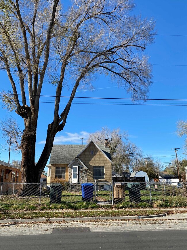 Building Photo - 874 Emery St W