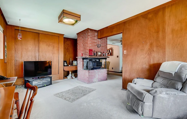 Building Photo - 3 bedroom / 2 bathroom house with large ba...