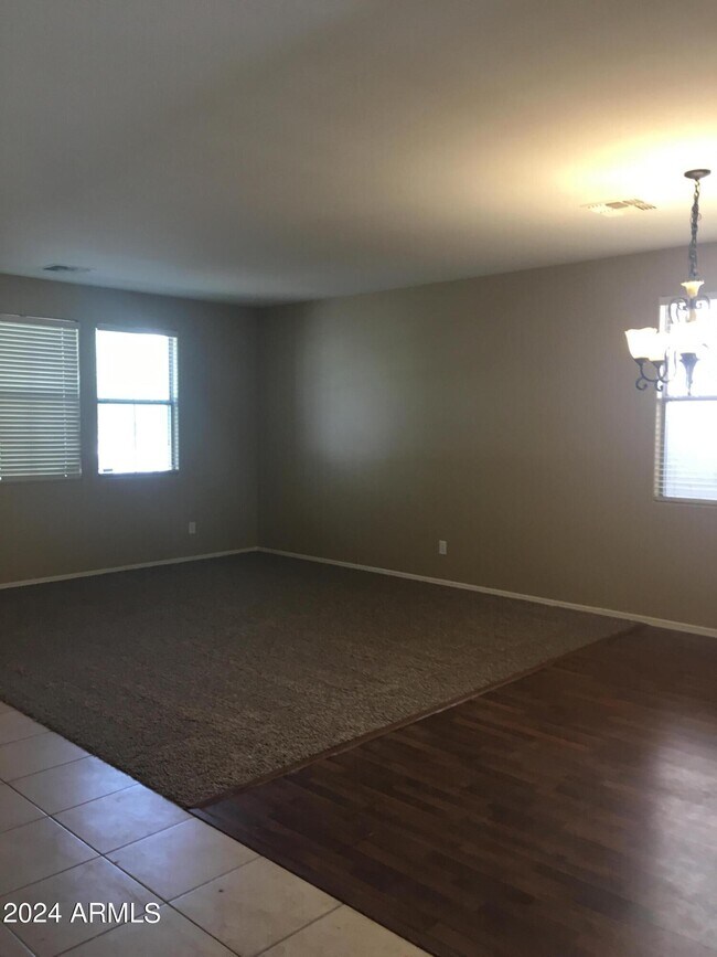 Foto del edificio - 46073 W Belle Ave