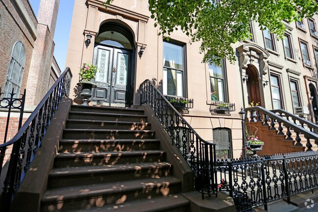Building Photo - 394 Clinton St