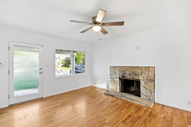 Foto del edificio - Beautiful 3 Bed + 2 Bath House + Front & Back Yard, Garage, Driveway