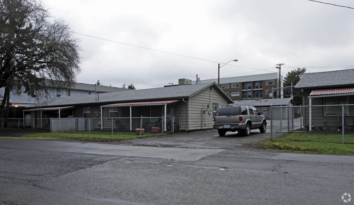 Building Photo - Hall Boulevard Apartments