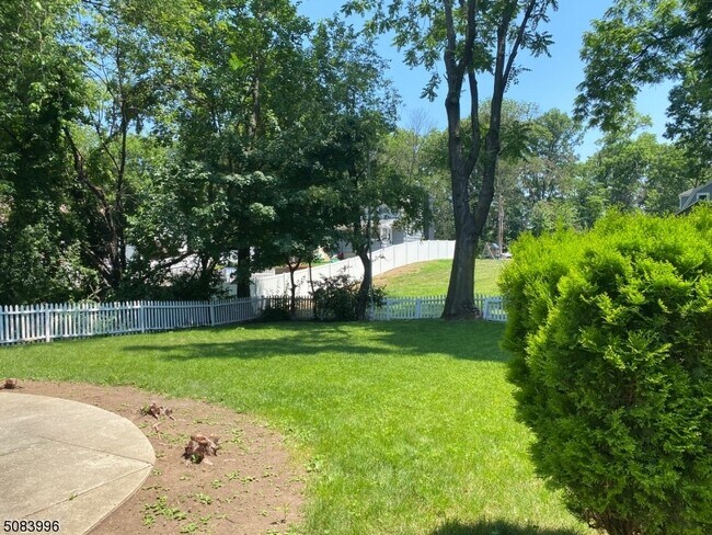 Building Photo - 549 Broughton Ave