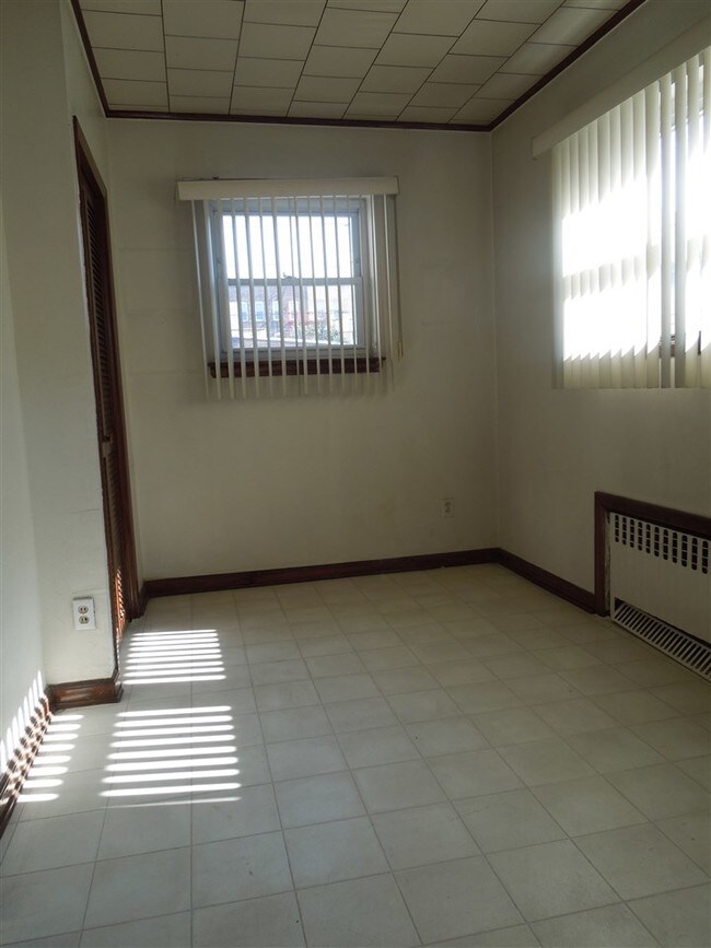 Building Photo - 423 62nd St