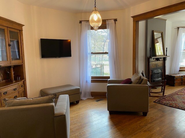 Living room TV area - 1431 N Maplewood Ave