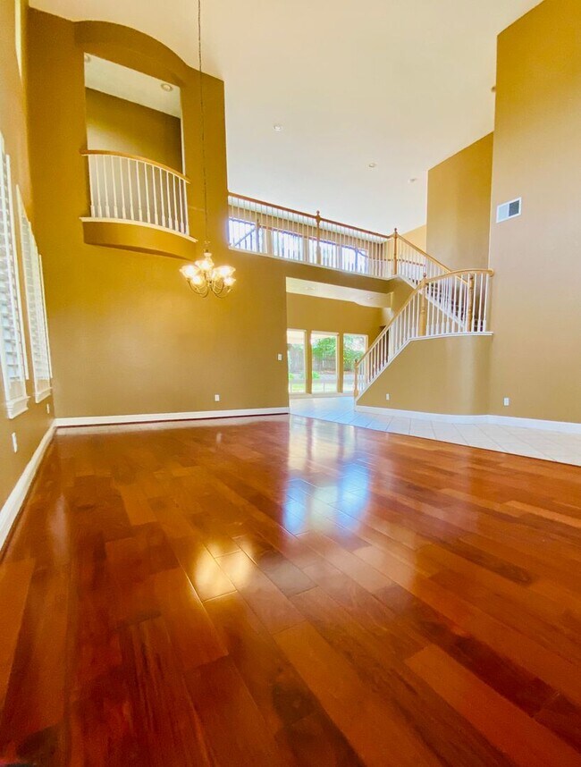 Building Photo - Gorgeous Serrano Area 4 bedroom 3 bath mea...