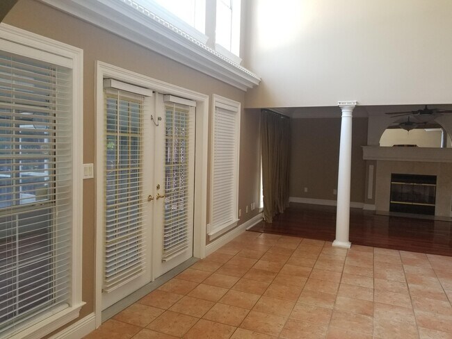 Foto del edificio - 521 Parish Blvd