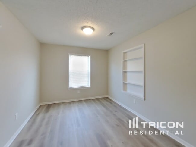 Building Photo - 1401 Thomas Dr