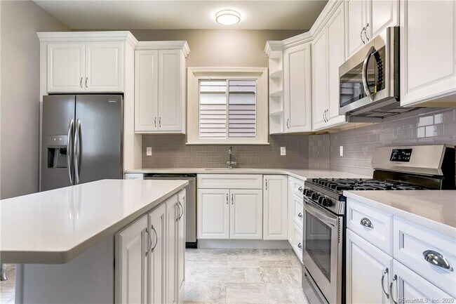 Building Photo - 573 Orange St