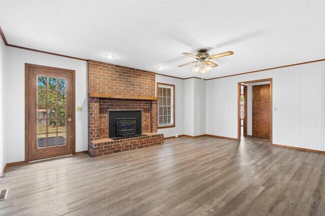 Building Photo - All-Brick Beauty on a Quiet Cul-de-Sac Nea...