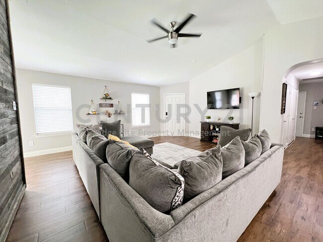 Building Photo - Well Maintained 4/2/2 Nestled on Cul-De-Sa...