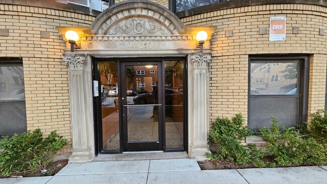 Building Photo - 2456 W Catalpa Ave