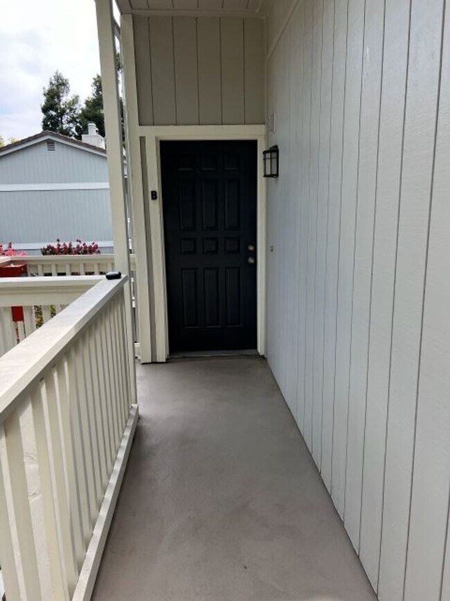 Foto del edificio - Top Floor End Unit Condo Campbell near Pru...