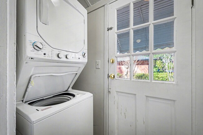 Foto del edificio - 2652 Merwyn Rd