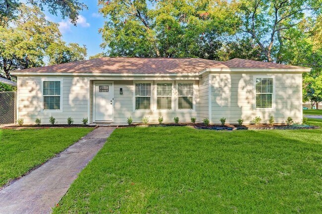 Building Photo - 1108 Sheffield St