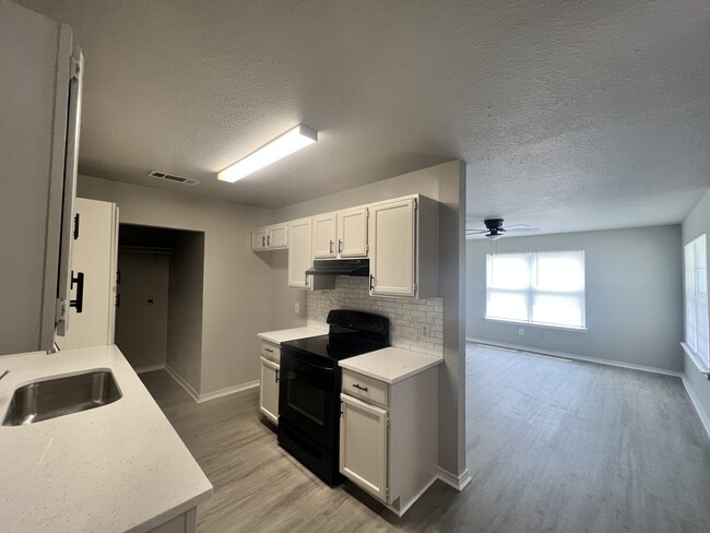 Building Photo - 8124 Marydean Ave