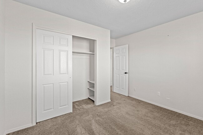 Building Photo - 2900 Vista Del Rey NE