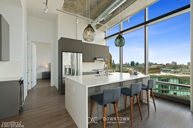 Building Photo - 2 br, 2 bath Apartment - 1010 W Chicago Ave