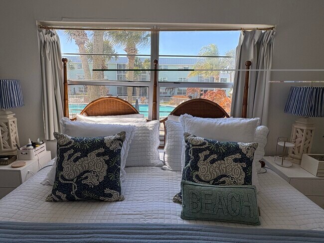 Building Photo - 325 N Causeway