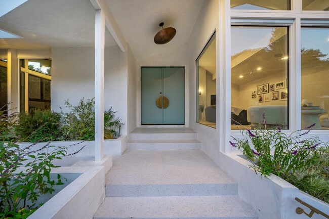 Foto del edificio - 2221 Bowmont Dr