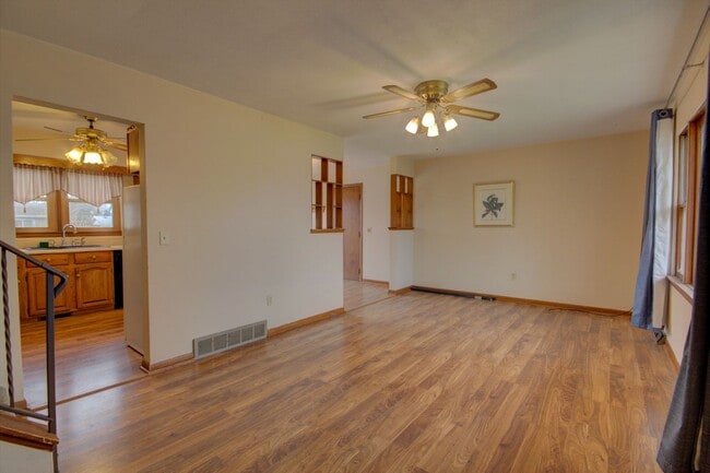 Building Photo - 5 bedroom home