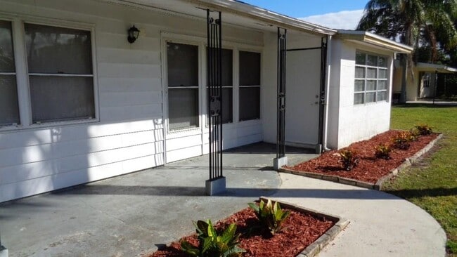 Building Photo - 1550 5th Ct
