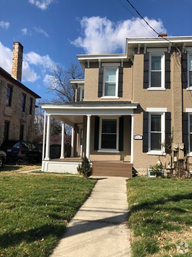 Ohio/Chestnut Street Apartments for Rent with Hardwood Floors