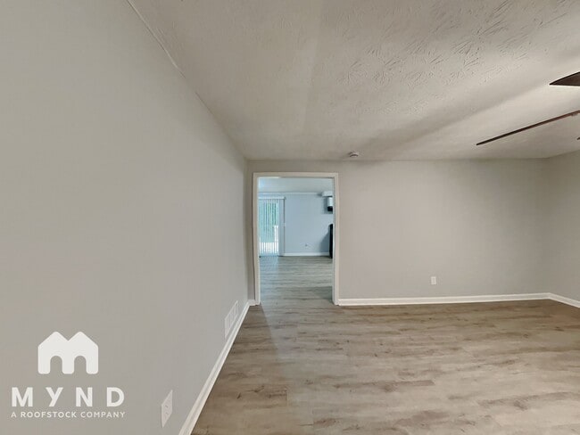Foto del edificio - 6150 Lullwater Dr