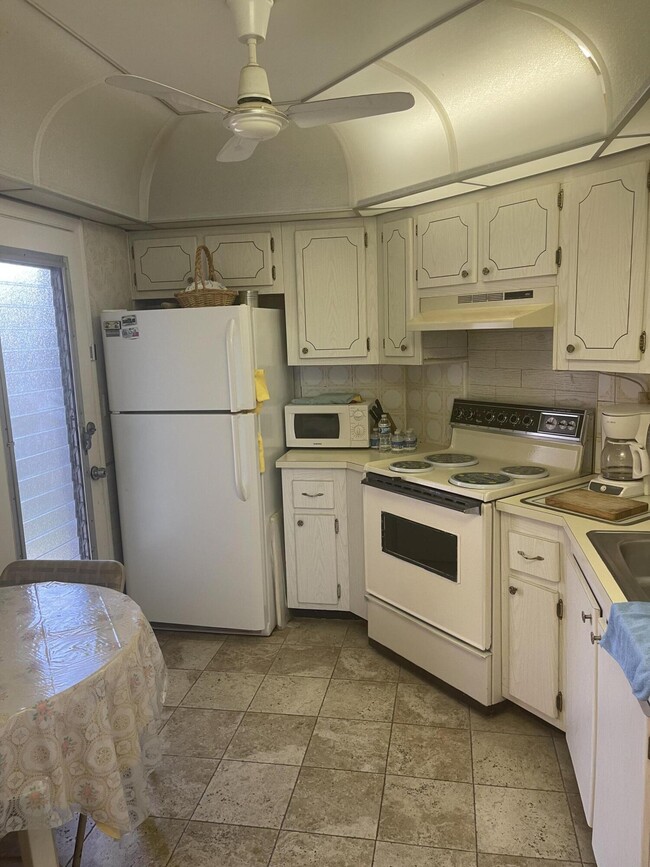 Building Photo - 4 W Greenway Dr